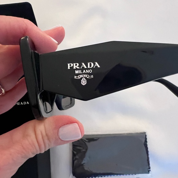 Prada
Marble Acetate Butterfly Sunglasses Black - Picture 6 of 8